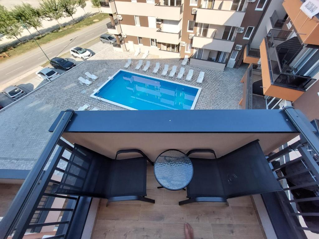 Het zwembad bij of vlak bij Apartman Anna Srebrno jezero