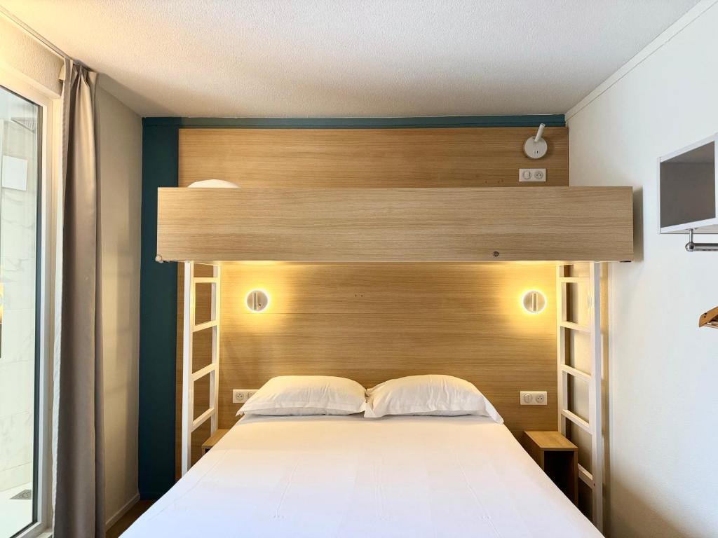 Postel nebo postele na pokoji v ubytování Kyriad DIRECT Saint Brieuc - Parc des Expositions
