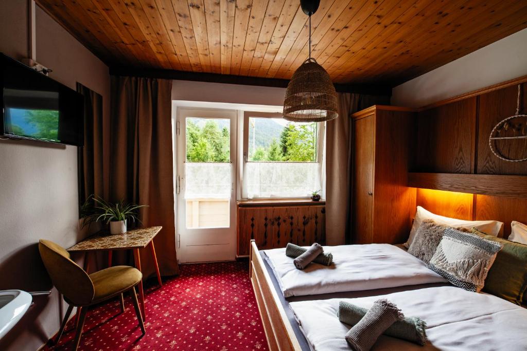 Postel nebo postele na pokoji v ubytování PineTree Lodge Mayrhofen