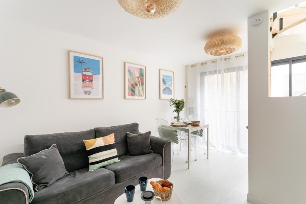 un salon avec un canapé et une table dans l'établissement Ty Peskaiden 3 - Appt proche de la plage, à Cancale