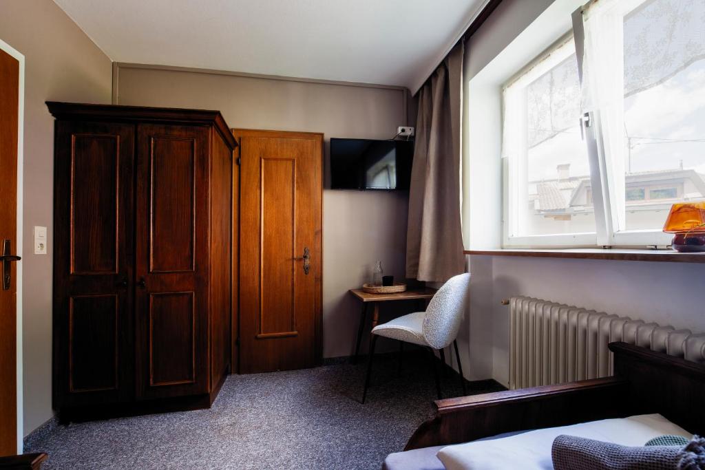 TV a/nebo společenská místnost v ubytování PineTree Lodge Mayrhofen