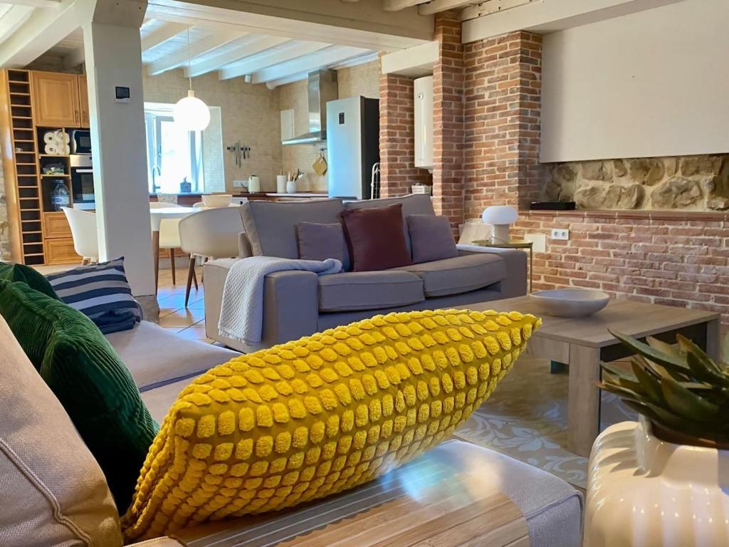 ein Wohnzimmer mit Sofa und Tisch in der Unterkunft Olas y flores silvestres 1 in Castiello de Abajo