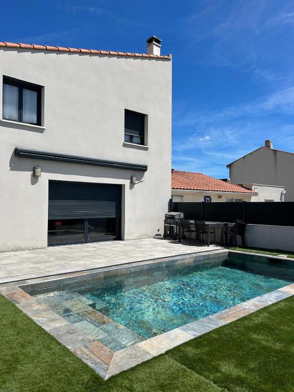 une maison avec une piscine devant une maison dans l'établissement Villa dans le sud, à Saint-Mathieu-de-Tréviers