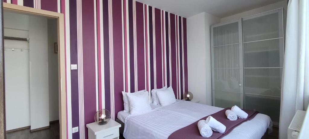 Posteľ alebo postele v izbe v ubytovaní Corvin Center Suites