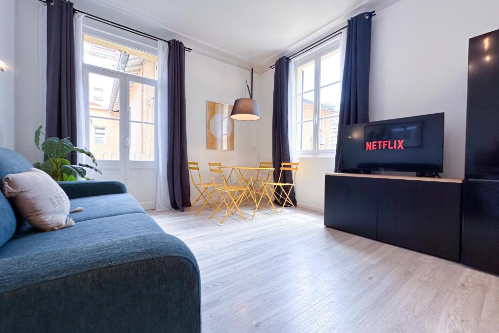 TV a/nebo společenská místnost v ubytování GAMBETTA - Lumineux Calme au coeur d'Antibes et de ses Plages