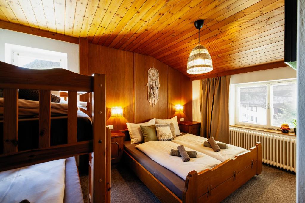 Postel nebo postele na pokoji v ubytování PineTree Lodge Mayrhofen