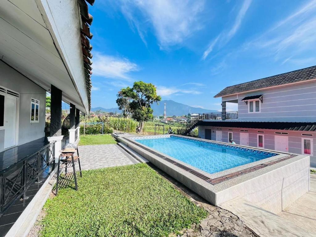 una piscina nel cortile di una casa di Sewa Villa Puncak Gendis a Cipanas
