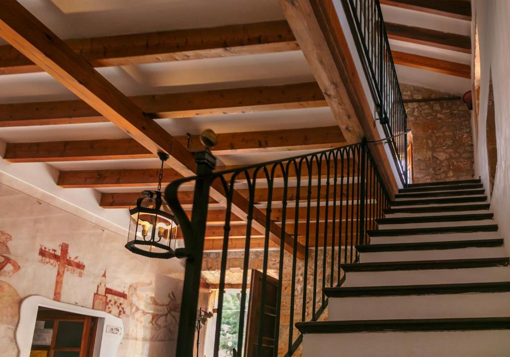 a staircase in a house with wooden beams at Petit Hotel Hostatgeria La Victoria in Alcudia