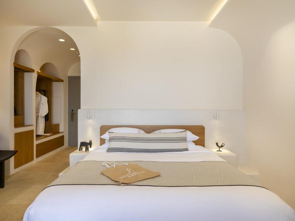Кровать или кровати в номере Santo Mine Oia Suites