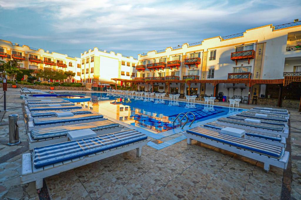 Bazén v ubytování Falcon Naama Star Hotel nebo v jeho okolí