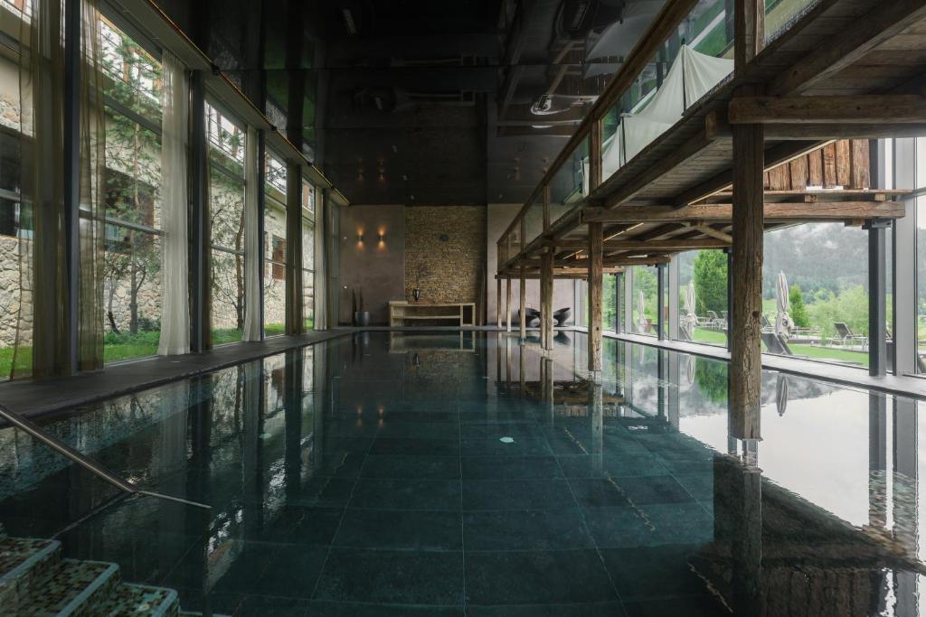 Bazén v ubytování MOHR life resort nebo v jeho okolí