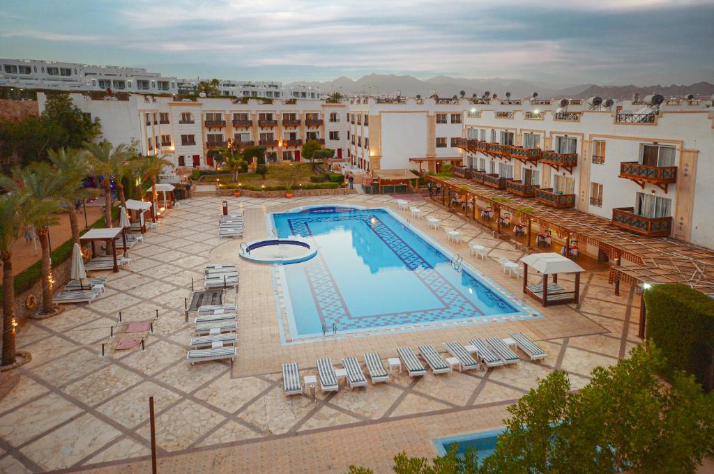Bazén v ubytování Falcon Naama Star Hotel nebo v jeho okolí