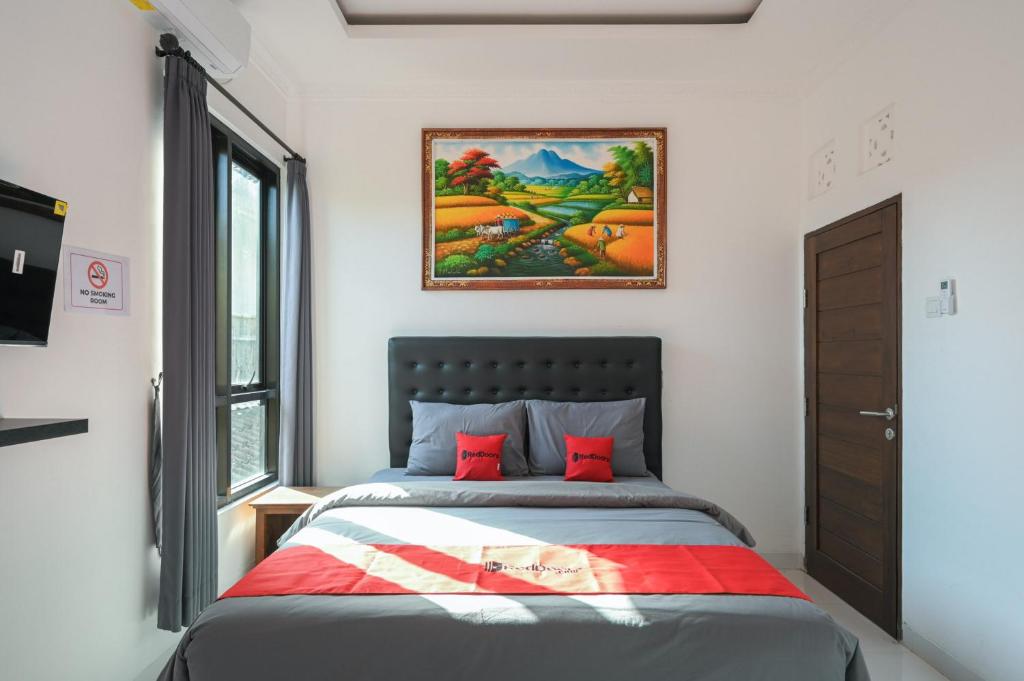 Postel nebo postele na pokoji v ubytování RedDoorz at Lotus House Seminyak