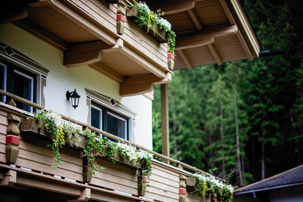 Balkón nebo terasa v ubytování PineTree Lodge Mayrhofen