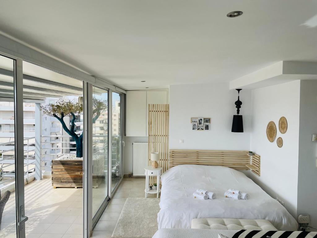 Postel nebo postele na pokoji v ubytování Sea View Luxury Studio Palaio Faliro