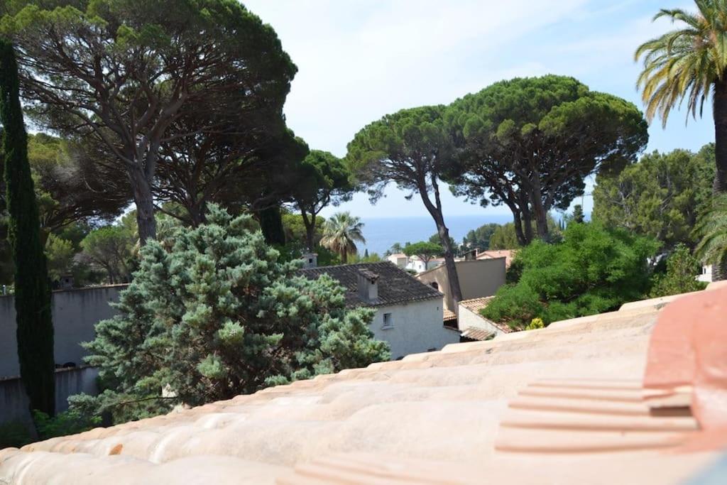 une vue du haut d'un mur avec des arbres dans l'établissement Appartement à deux pas des plages, à Saint-Cyr-sur-Mer