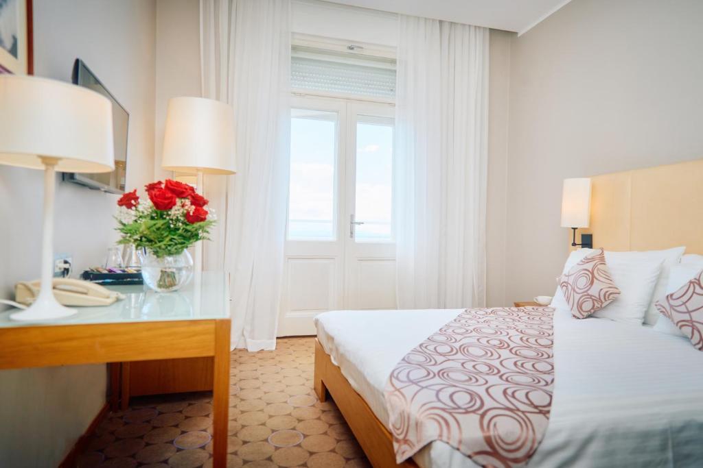 Postel nebo postele na pokoji v ubytování ASTORIA Hotel Opatija