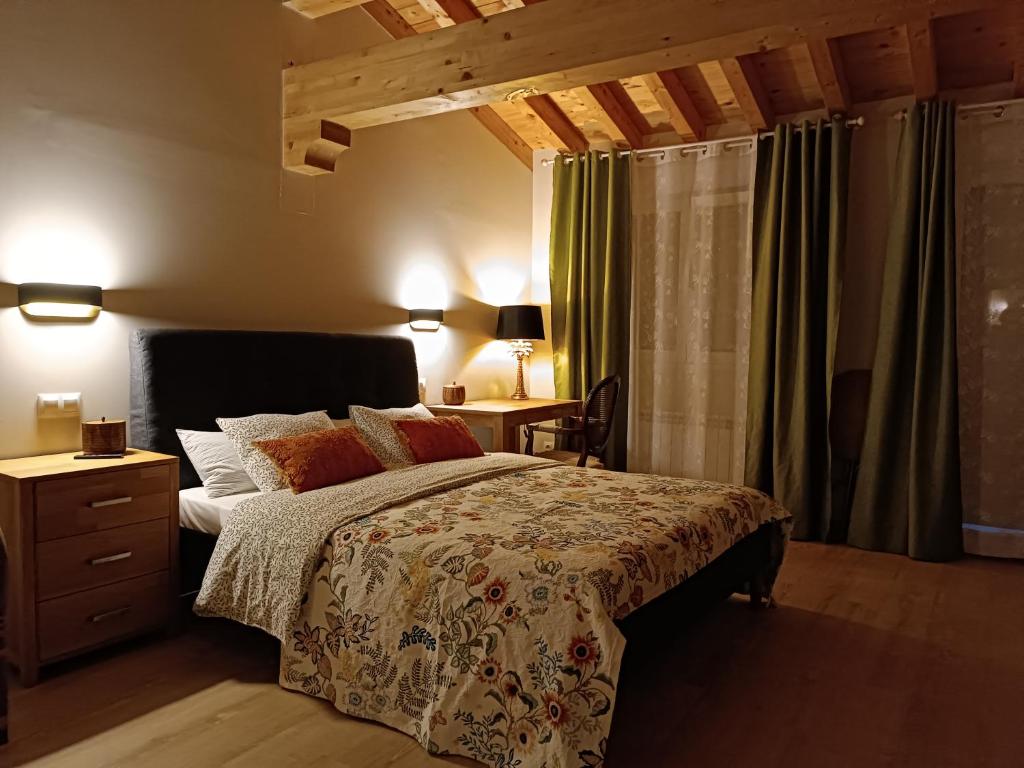 una camera con un grande letto e una scrivania con un tavolo di Bellavista a Santander