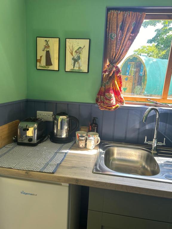 Kuchyň nebo kuchyňský kout v ubytování Gypsy Caravan Glamping
