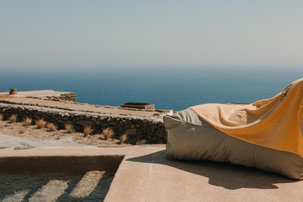 una almohada apoyada en el borde de una pared en Venue Villas - Folegandros, en Áno Meriá