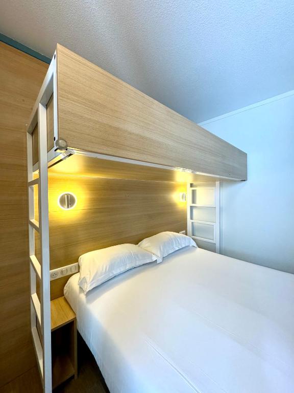 Postel nebo postele na pokoji v ubytování Kyriad DIRECT Saint Brieuc - Parc des Expositions