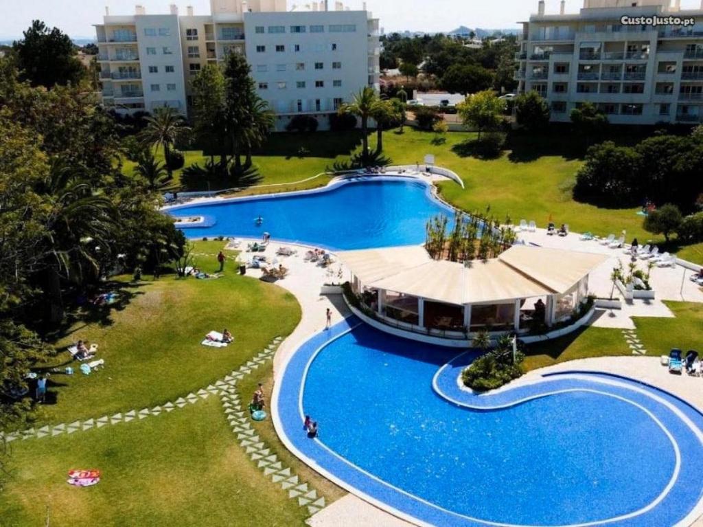 Bazén v ubytování Apartamentos Antunes nebo v jeho okolí
