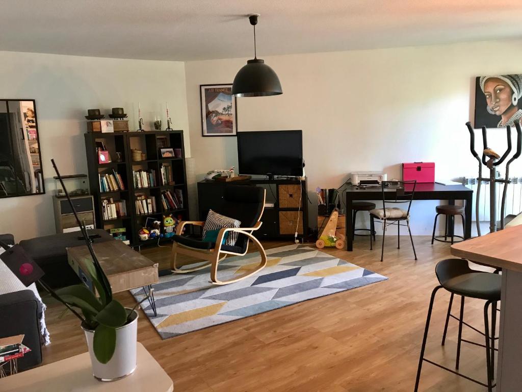 un salon avec un canapé et une table dans l'établissement Appartement T3 73m2 proche Bordeaux centre et aeroport, à Mérignac