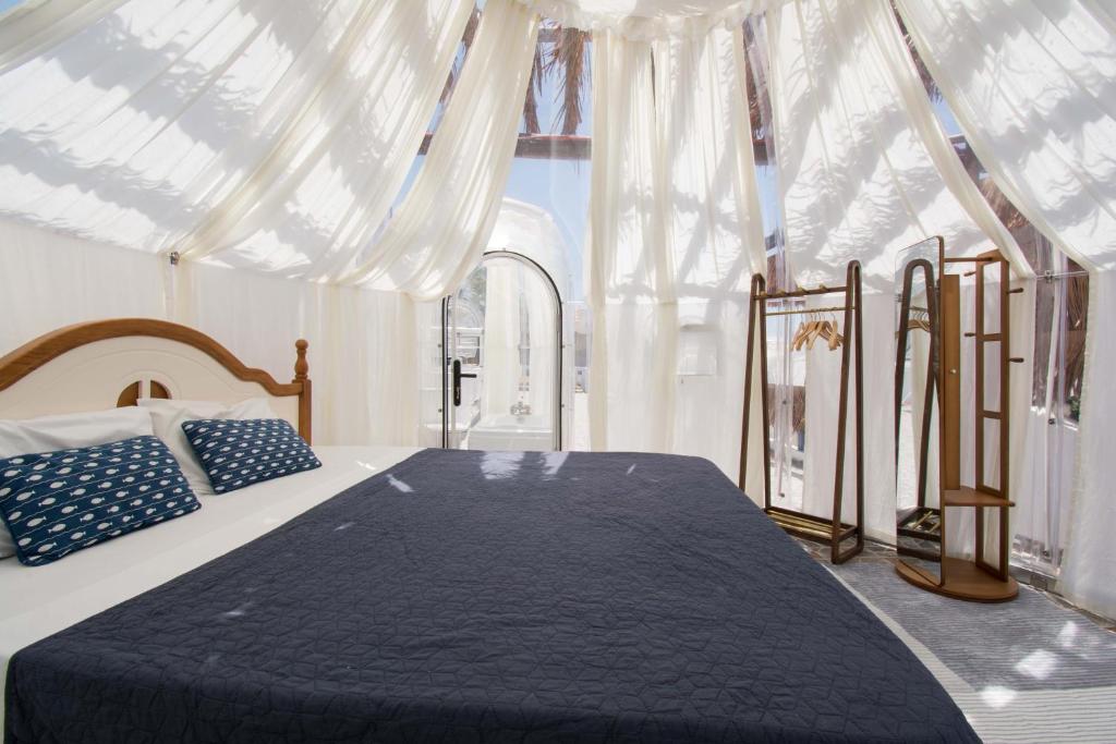 Postel nebo postele na pokoji v ubytování Gloo Glamping "by Checkin"