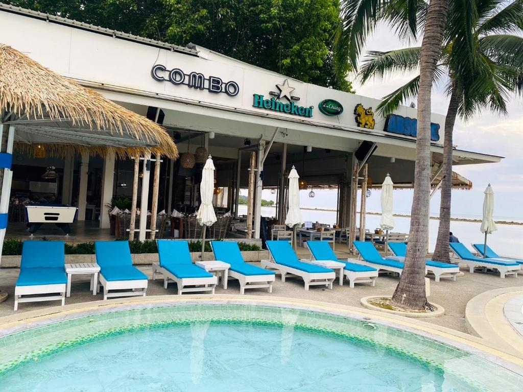 Bazén v ubytování Combo Beach Hotel Samui nebo v jeho okolí