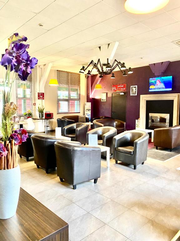 TV a/nebo společenská místnost v ubytování Brit Hotel Lyon Nord Dardilly