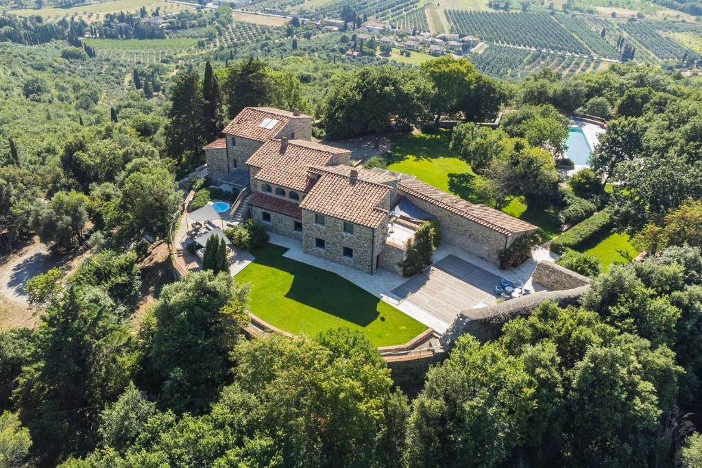 una vista aérea de una gran finca con árboles en Villa Montioni by Mmega, en Casa Pallini