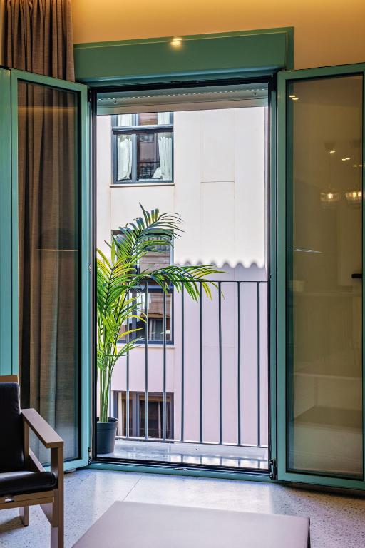 otwarte drzwi na balkon z rośliną w obiekcie SUNSET MALAGA - PRIME & DESIGN w Maladze