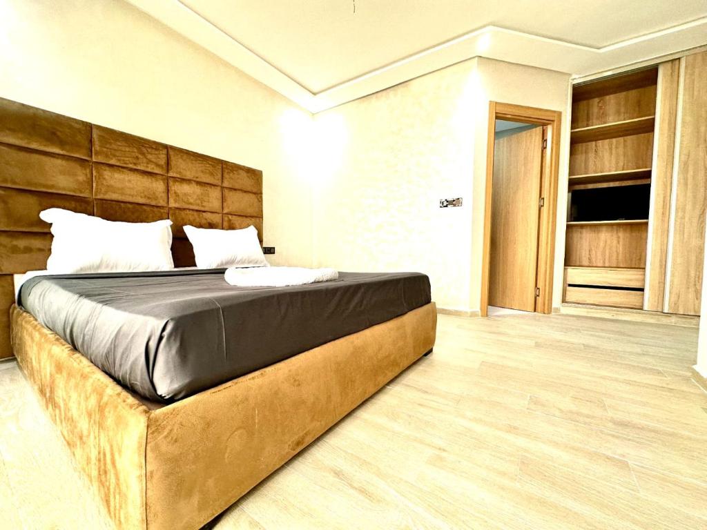 Postel nebo postele na pokoji v ubytování appartment igar azougagh elhoceima
