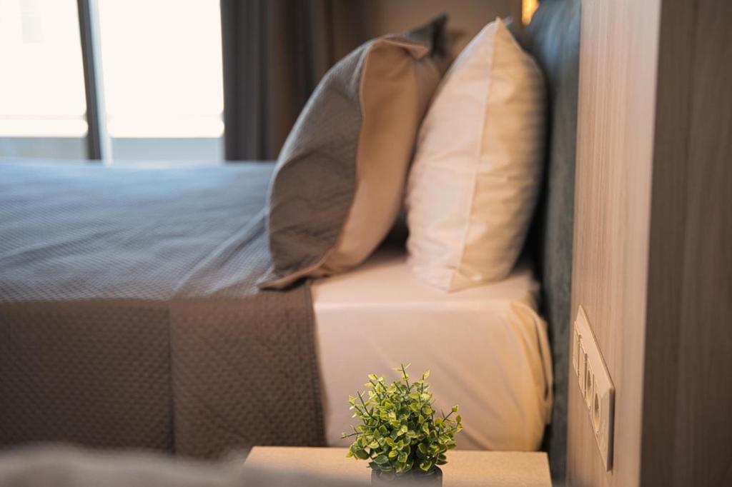 Postel nebo postele na pokoji v ubytování Wellnest Hotel