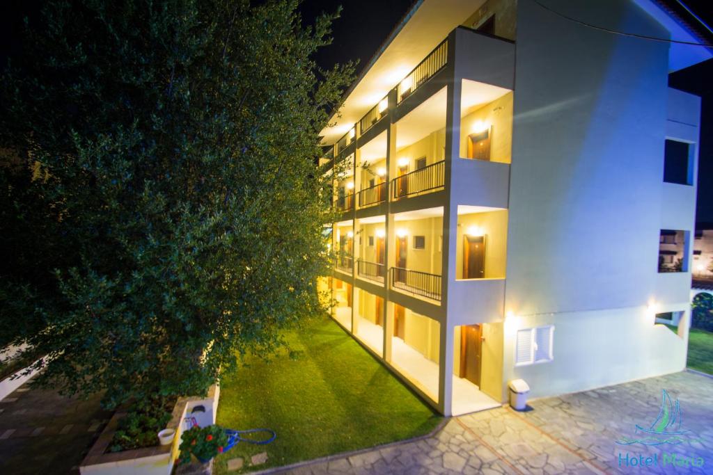 una vista exterior de un edificio por la noche en Hotel Maria en Possidi