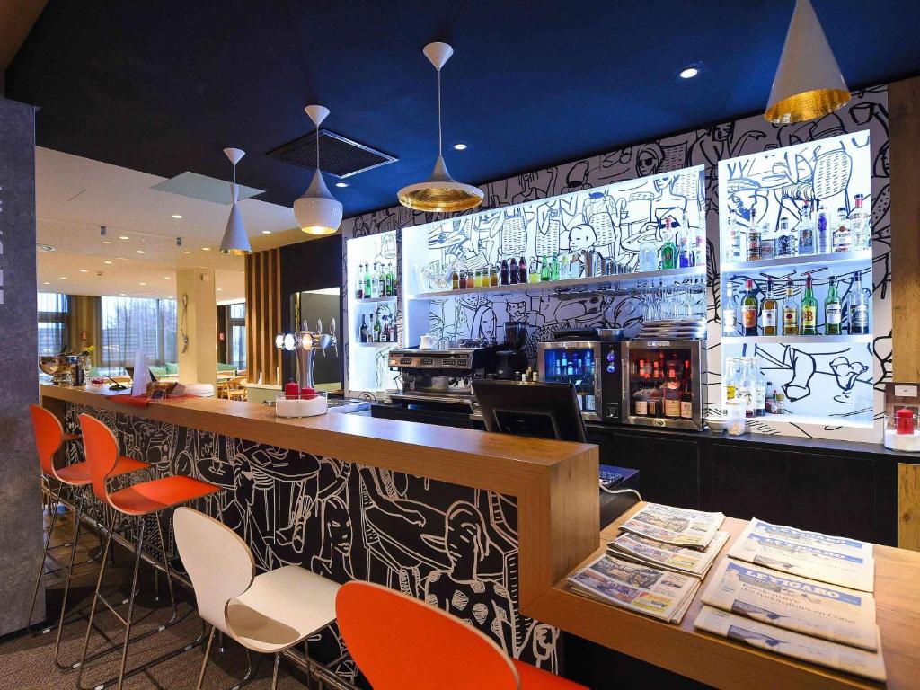 Lounge nebo bar v ubytování ibis Dijon Gare