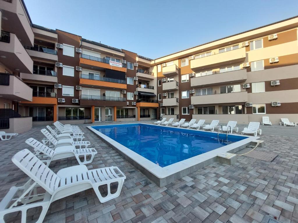 Het zwembad bij of vlak bij Apartman Anna Srebrno jezero
