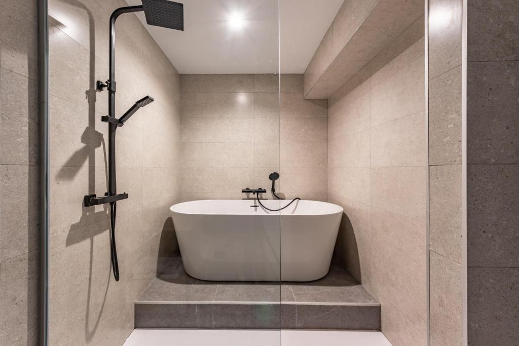 Koupelna v ubytování Arenal Suites Bilbao