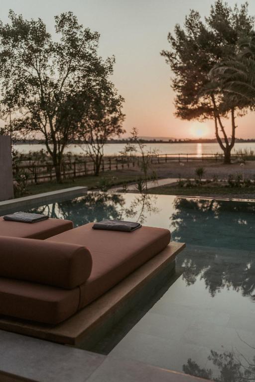 Bazén v ubytování Pure Beachfront Villa with Pool nebo v jeho okolí