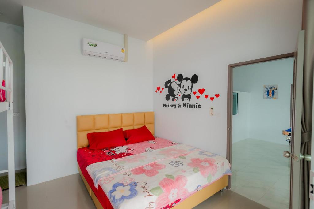 Postel nebo postele na pokoji v ubytování พลอยพูลวิลล่า ชะอำ 3 Ploy Poolvilla Cha-am 3
