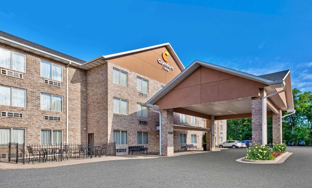 Comfort Inn Whitehall near Michigan's Adventure photo