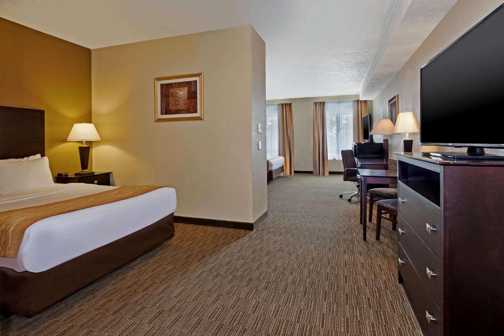 Comfort Inn Whitehall near Michigan's Adventure - Deluxe King Suite Con Cama Queen-no Fumadores