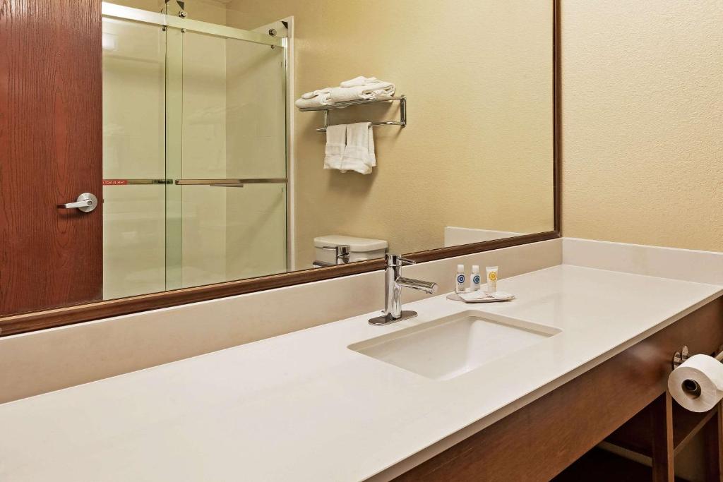 Comfort Inn Whitehall near Michigan's Adventure - King Room - No Fumadores