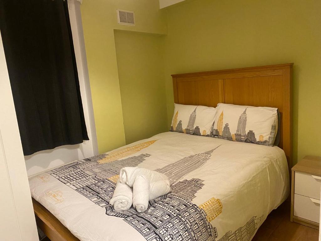 una camera da letto con un letto e due asciugamani pieghevoli di Luxurious Entire Home, Leicester Square, Covent Garden, Tottenham Court Road a Londra