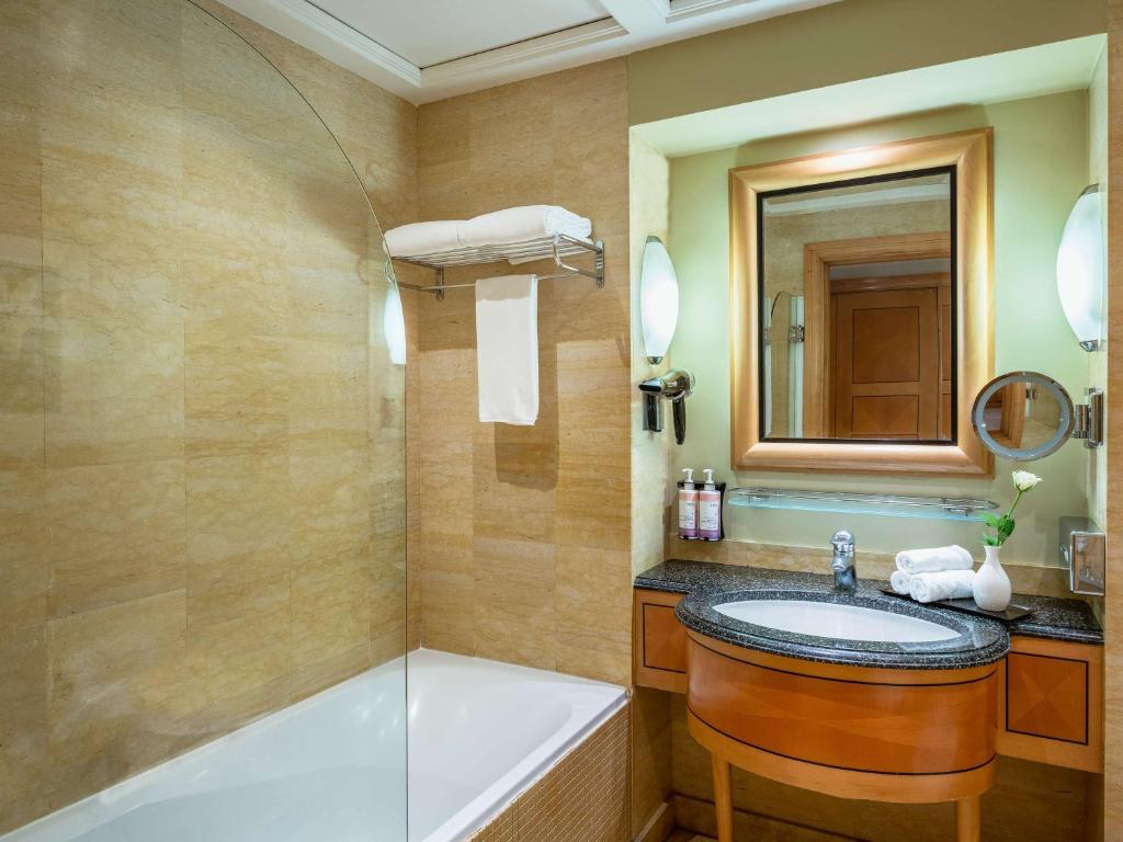 Vannituba majutusasutuses Mövenpick Hotel Doha