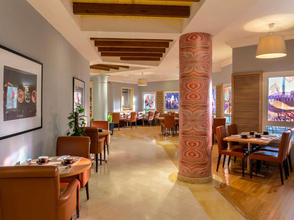Restoran või mõni muu söögikoht majutusasutuses Mövenpick Hotel Doha