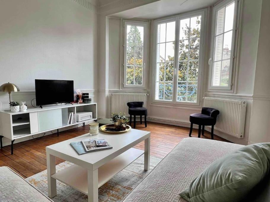 un salon avec un canapé et une table basse dans l'établissement Lumineux T2 tout équipé Vichy Centre, à Vichy