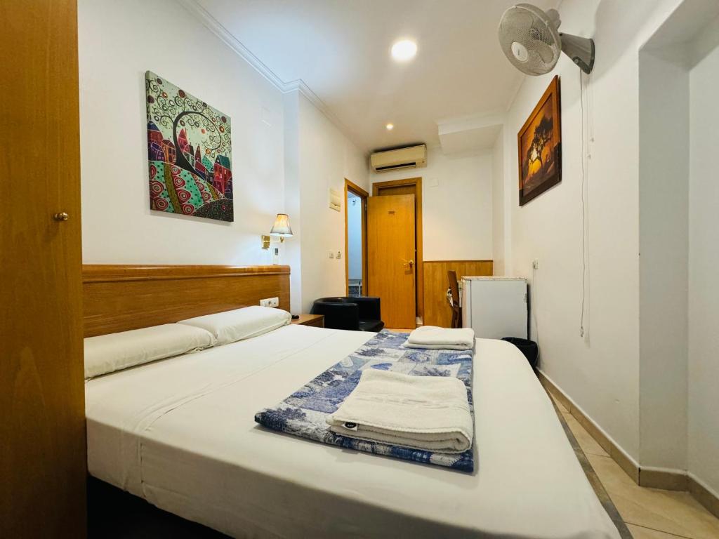 Postel nebo postele na pokoji v ubytování Hostal Mont Thabor