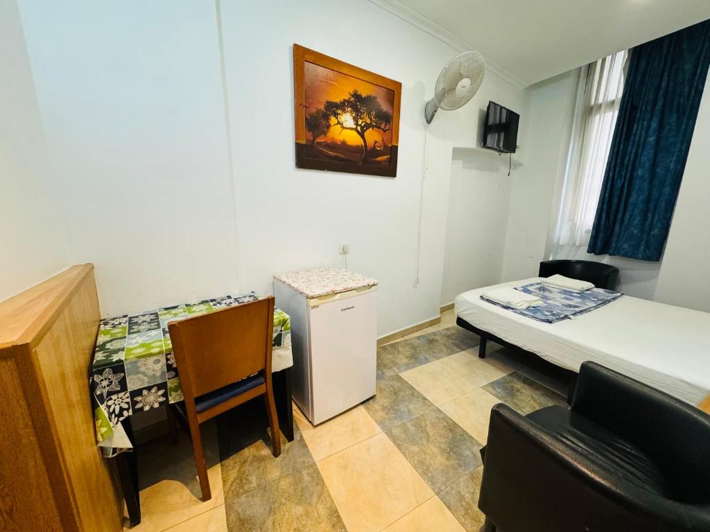 Postel nebo postele na pokoji v ubytování Hostal Mont Thabor