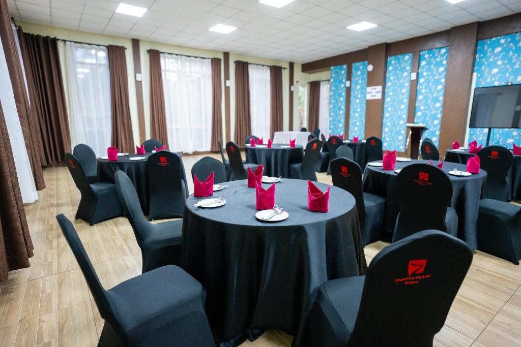 TV a/nebo společenská místnost v ubytování West Wood Hotel